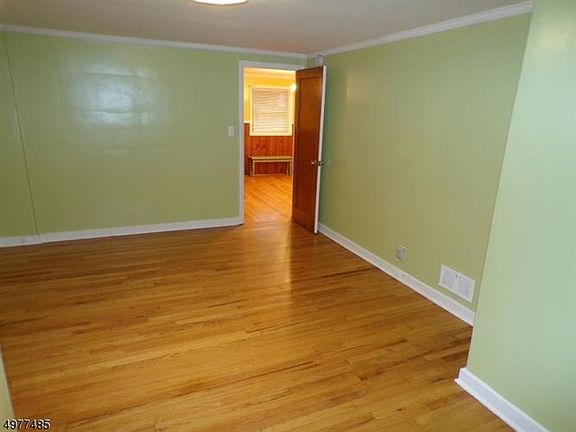 5th image of 70 Essex Ave