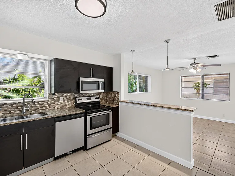 2500 SW 18th Ter #5 — Photo 6