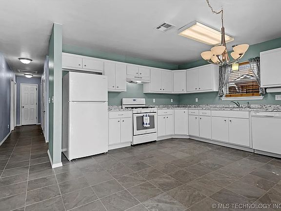 3rd image of 1449 S Oak Ave