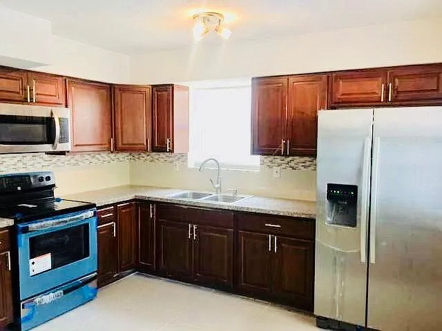 946 NW 51st St — Photo 3
