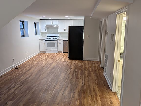 3rd image of 3139 N Clifton Ave #1R
