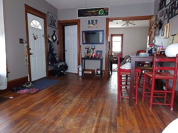 showing front door entry roo