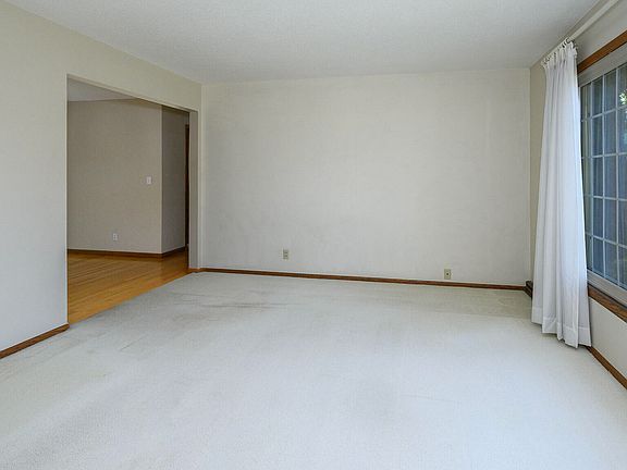 5th image of 402 W Divide Ave