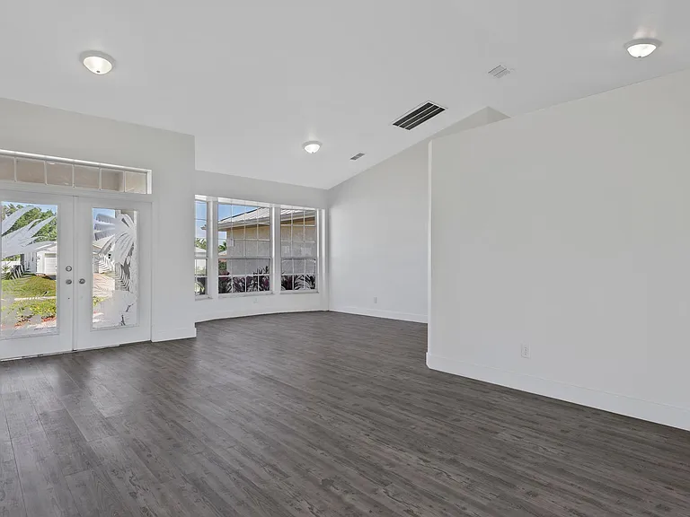 432 SW 20th St — Photo 9