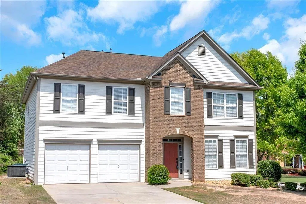 4 bed, 2.5 bath, 2834 sqft, $2,950 — Photo 2