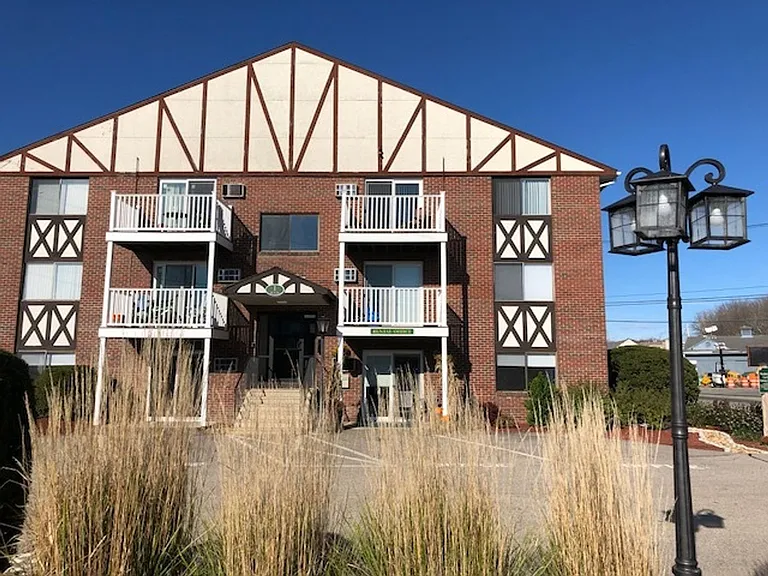 Olde Hampton Village — Photo 116