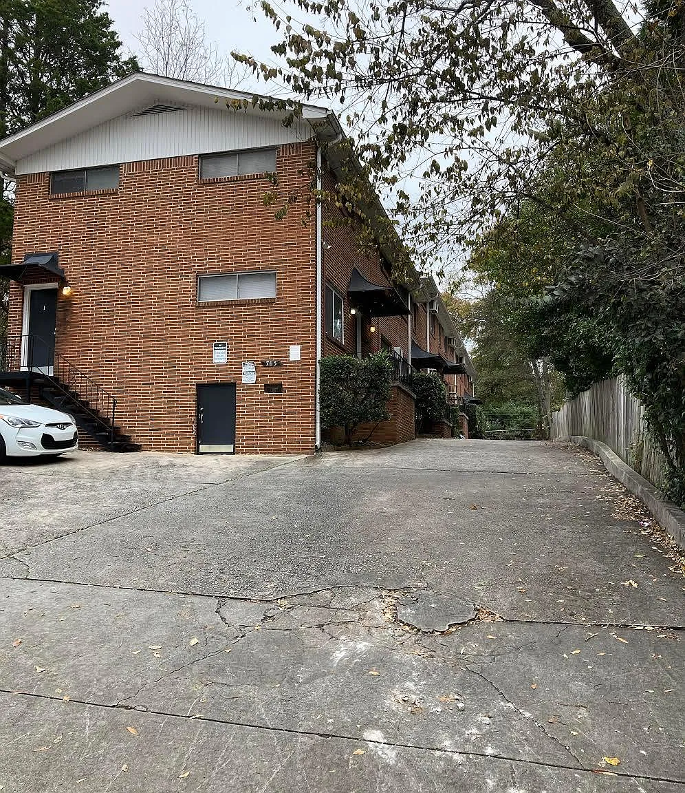 Studio, 675 sqft, $1,150 — Photo 3