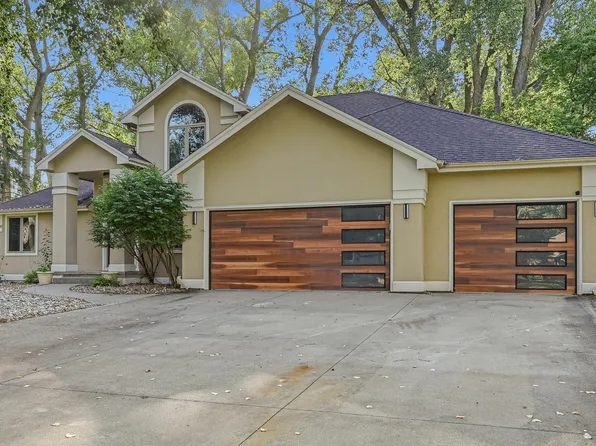 704 E Saint Andrews Cir, North Sioux City, SD 57049