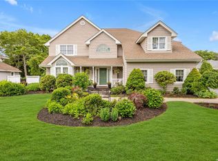 19 Pheasant Run Ln, Dix Hills, NY 11746