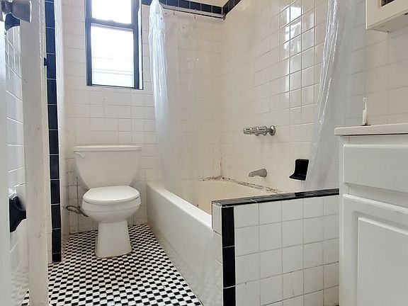 4th image of 2101 Westbury Ct APT 6A
