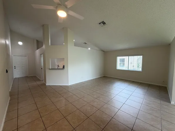 8657 Rosalie Ct, Boynton Beach, FL 33472