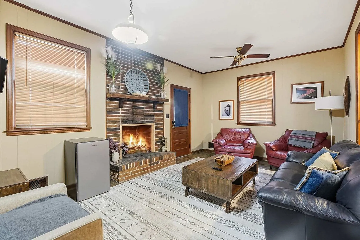11 bed, 6.0 bath, 1894 sqft, $19,073 — Photo 3