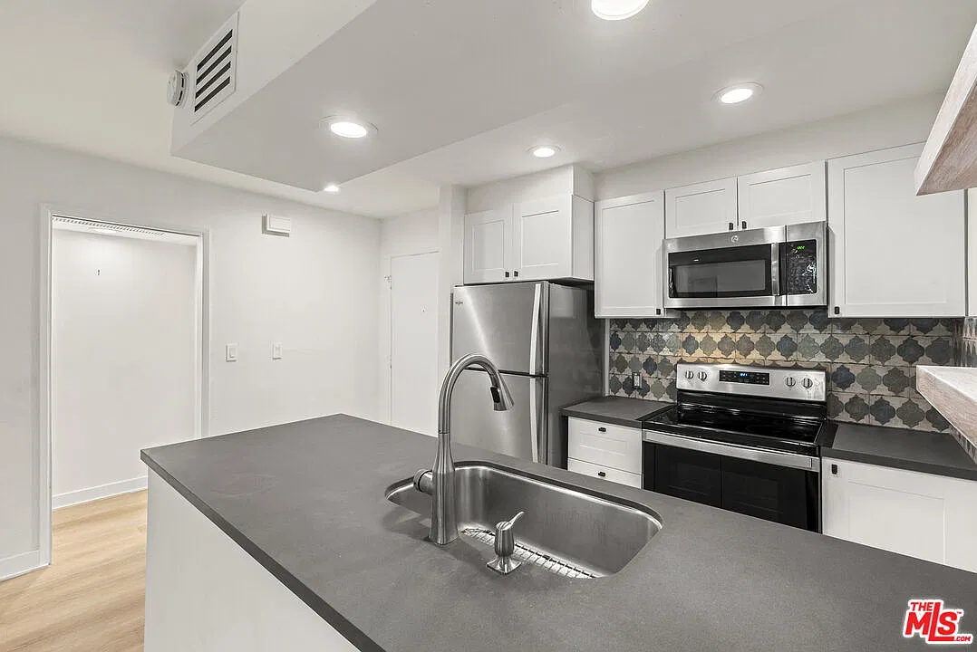 750 N Kings Rd — Photo 4