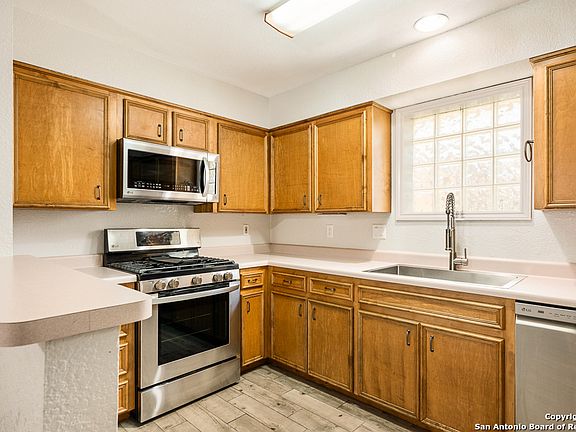 4th image of 930 Parkdale