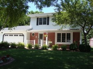 263 Oaklawn Ct, Pewaukee, WI 53072