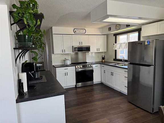 5th image of 19 N Centennial Cres
