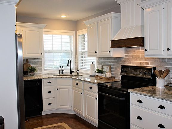 4th image of 1054 River Bend Dr