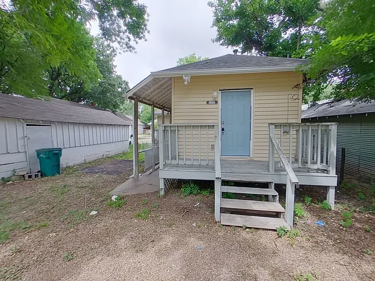 322 N Spruce St — Photo 1