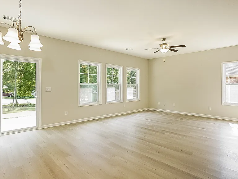 224 Bainbridge Dr — Photo 5