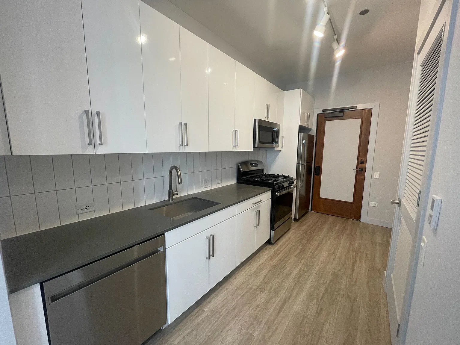 Studio, 1.0 bath, 658 sqft, $2,370 — Photo 2