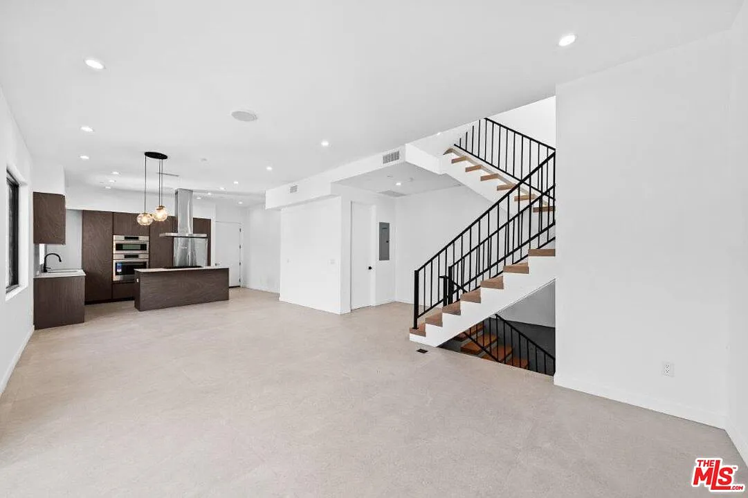 3 bed, 3.5 bath, 2400 sqft, $7,895 — Photo 3