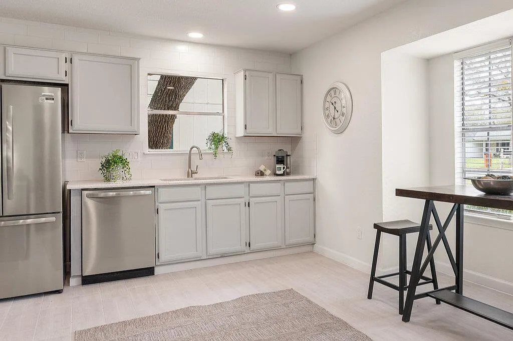 3 bed, 2.0 bath, 1423 sqft, $3,000 — Photo 4