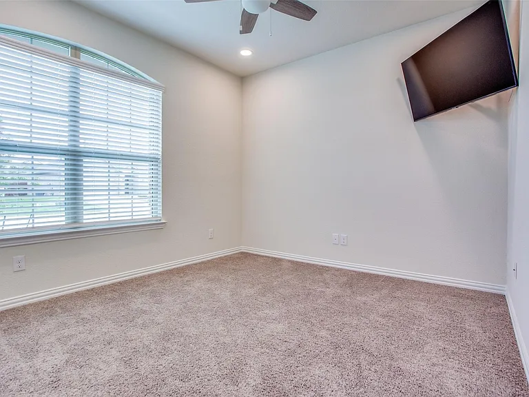 113 Hayes Dr — Photo 8