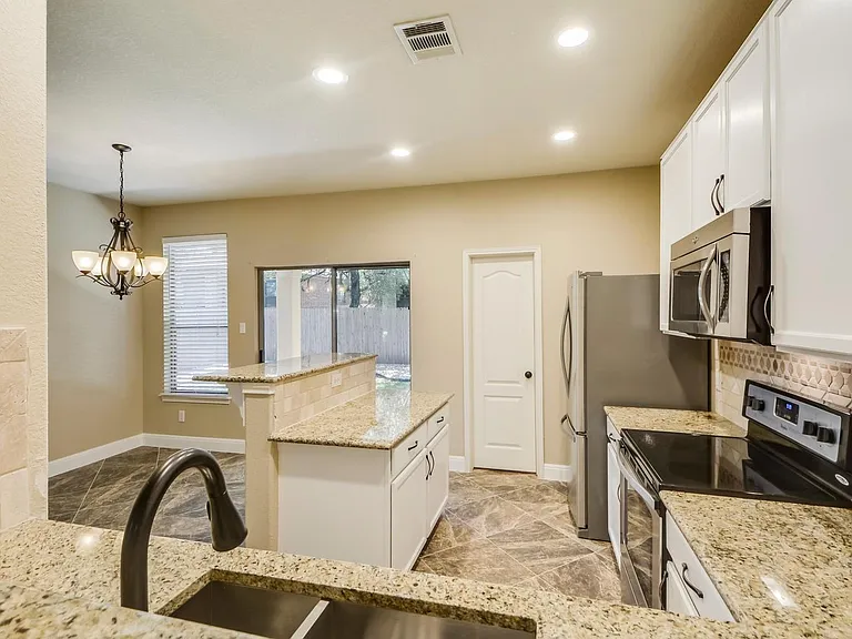 2202 Ezra Ct — Photo 14