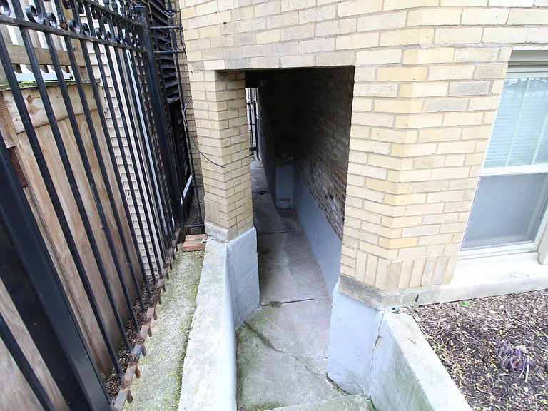 2329 W Barry Ave — Photo 11