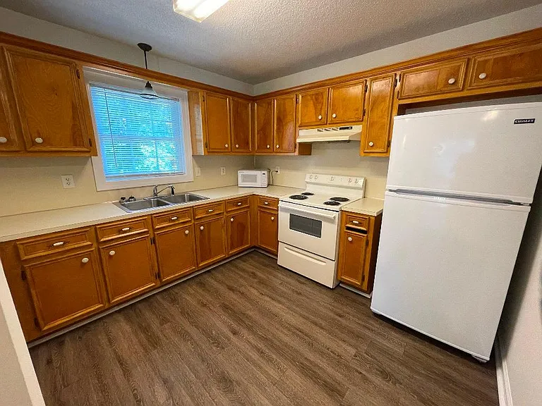 605 Avery St — Photo 11