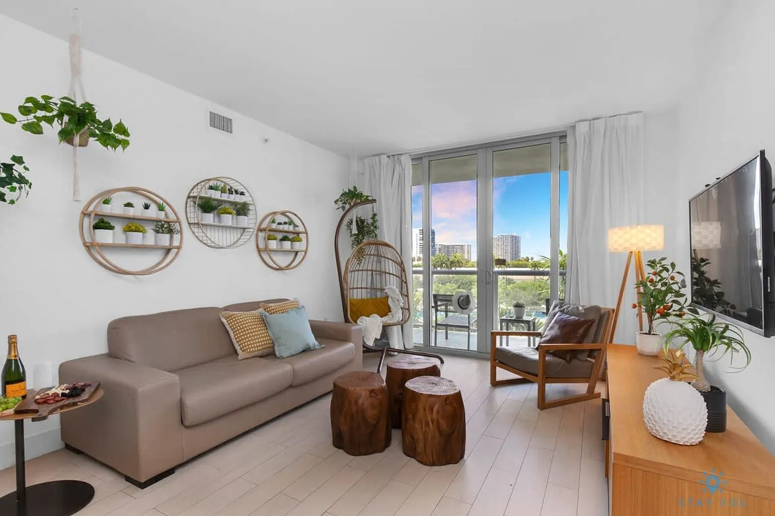 1 bed, 1.0 bath, 699 sqft, $1,936 — Photo 2
