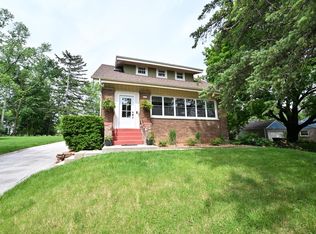 1249 N 120th St, Wauwatosa, WI 53226