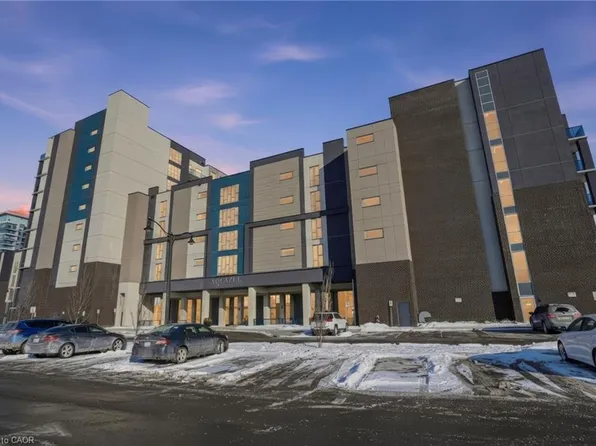 16 Concord Pl #346, Grimsby, ON L3M 0G7