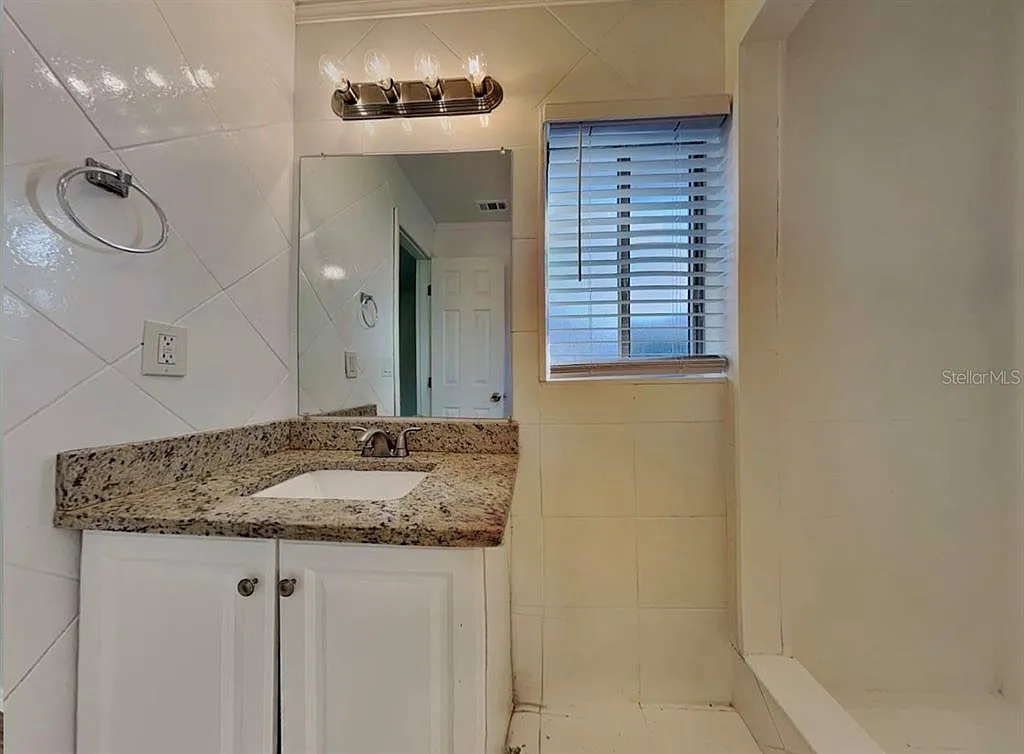 3 bed, 2.0 bath, 2195 sqft, $2,100 — Photo 4