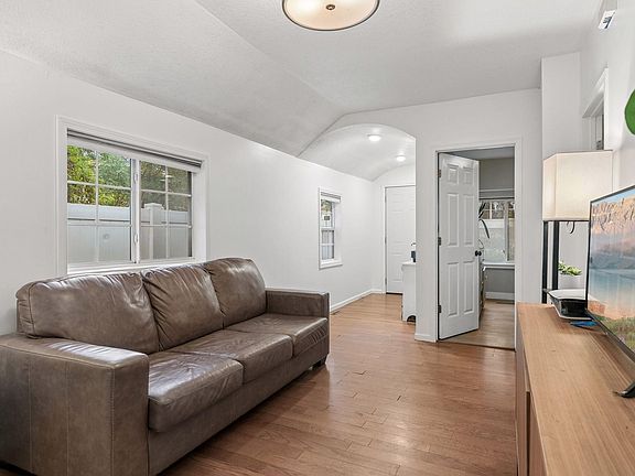 5th image of 41 King St E