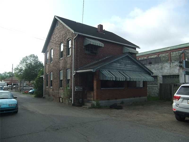 2nd image of 1303 Airbrake Ave