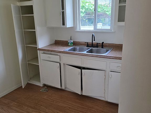 2nd image of 640 W Redondo Beach Blvd APT 1