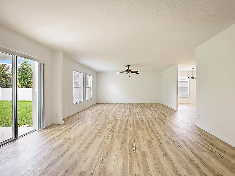 617 SE Karrigan Ter — Photo 14