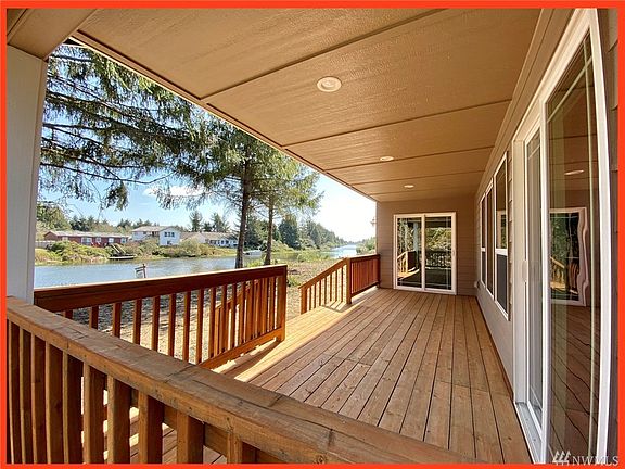 Fab location on the Grand Canal!  From this property, access 23 miles of fresh interconnecting waterways winding about the peninsula.  Wow! 