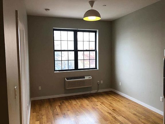 3rd image of 58A Vernon Ave APT 2