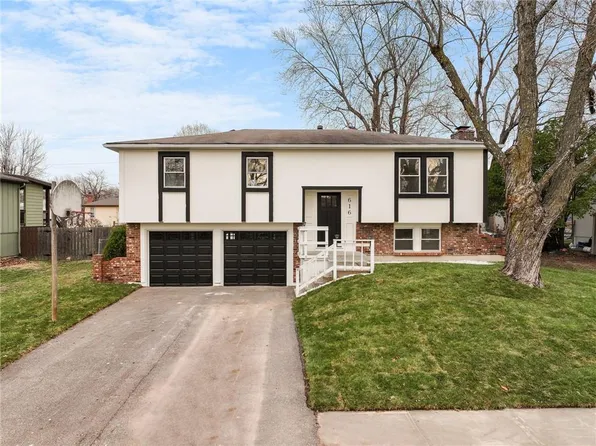 616 S Montclaire Dr, Olathe, KS 66061