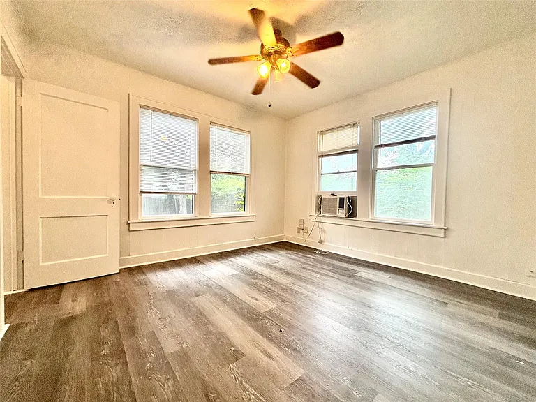 1203 Leona St — Photo 12