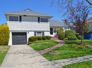 321 Banbury Rd, Massapequa, NY 11758