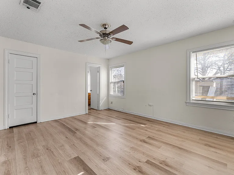 3916 Homan Ave #3918 — Photo 6