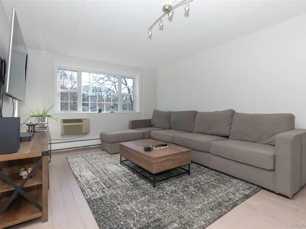 4 Consulate Dr, Tuckahoe, NY