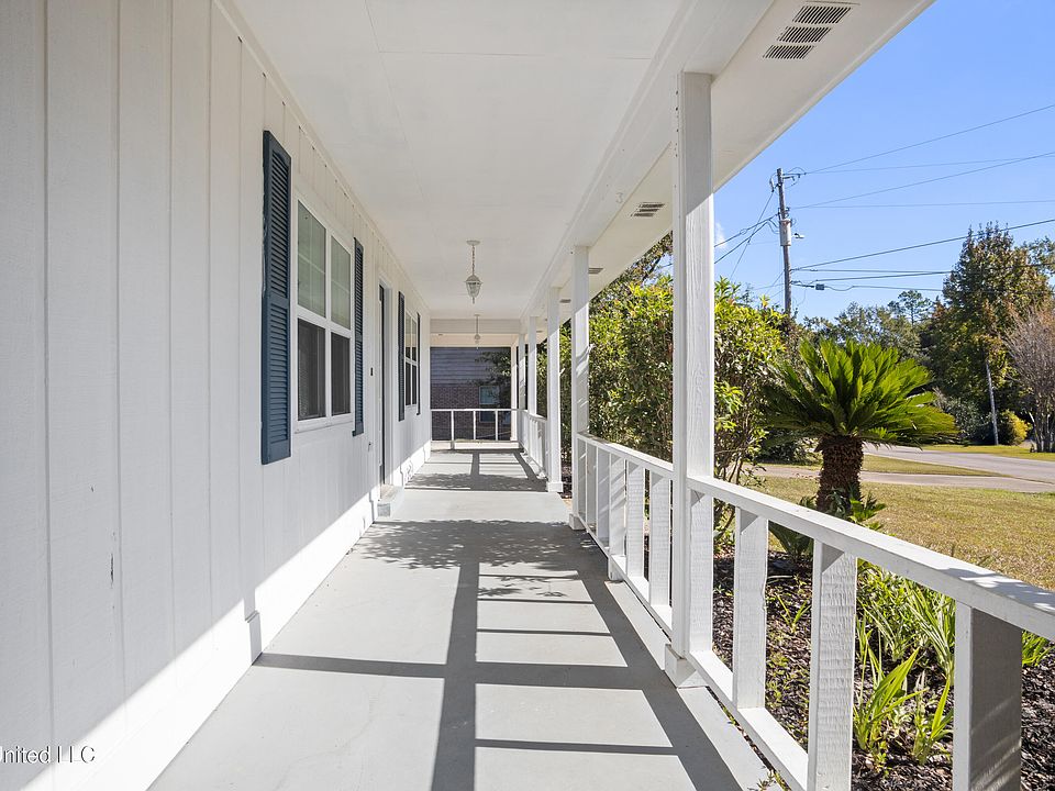 8814 Malino Pl, Diamondhead, MS 39525 | Zillow