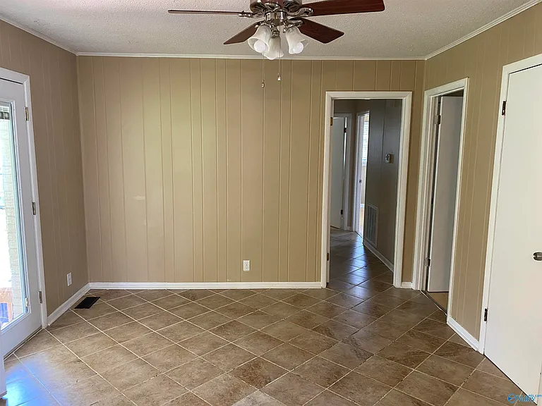 512 Clift Dr — Photo 9