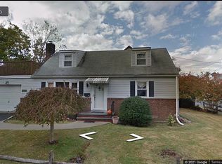 10 Floyd Pl, Great Neck, NY 11024