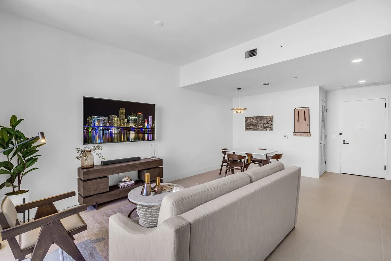 1 bed, 1.0 bath, 645 sqft, $6,319 — Photo 3