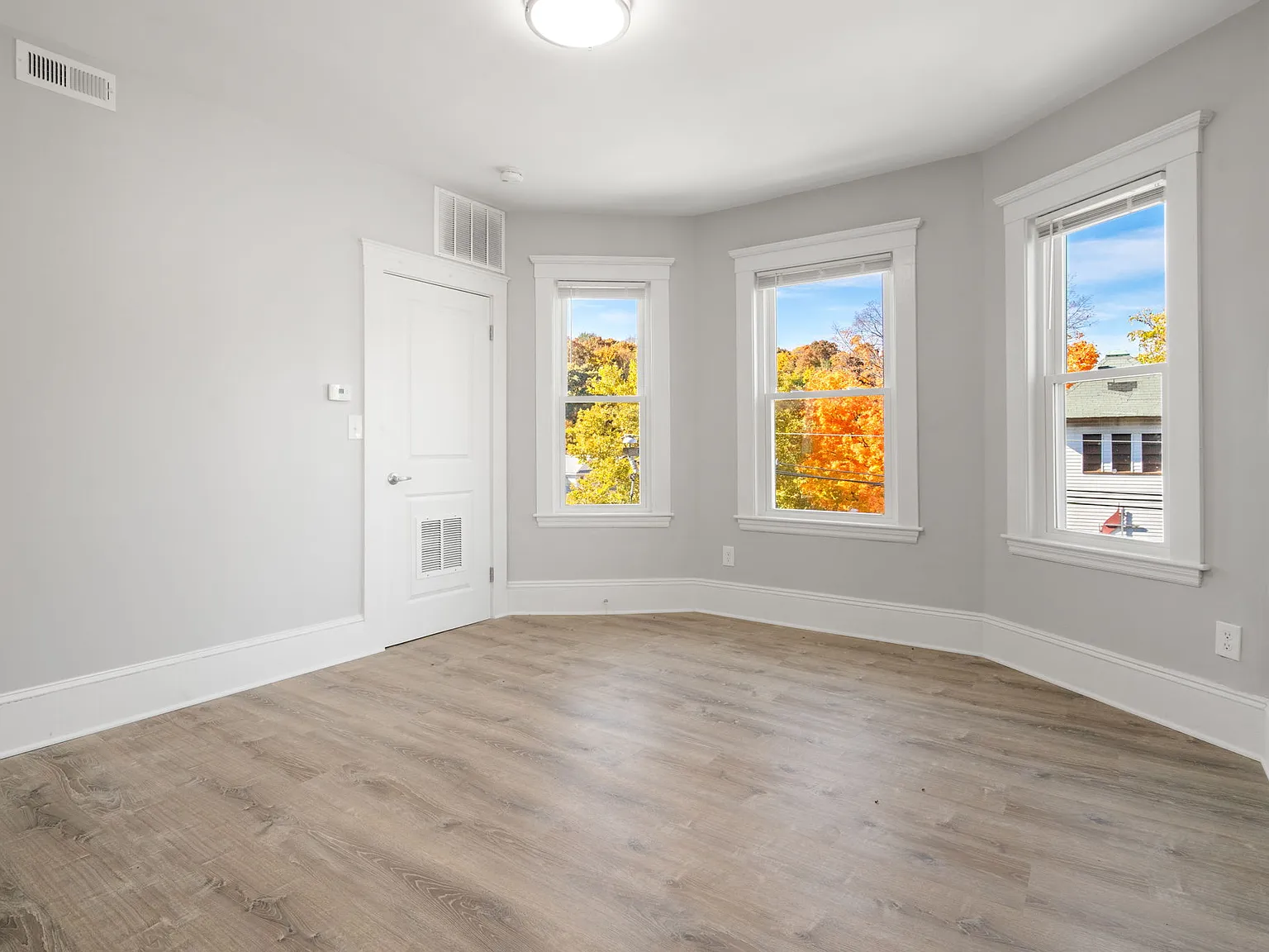 3 bed, 1200 sqft, $3,900 — Photo 2